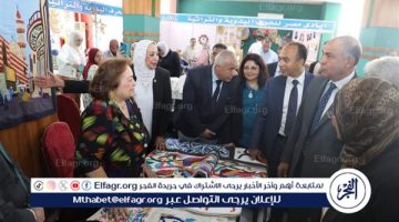 ضمن فعاليات ملتقى التوظيف.. محافظ المنيا يفتتح معرض أيادي مصر للحرف اليدوية